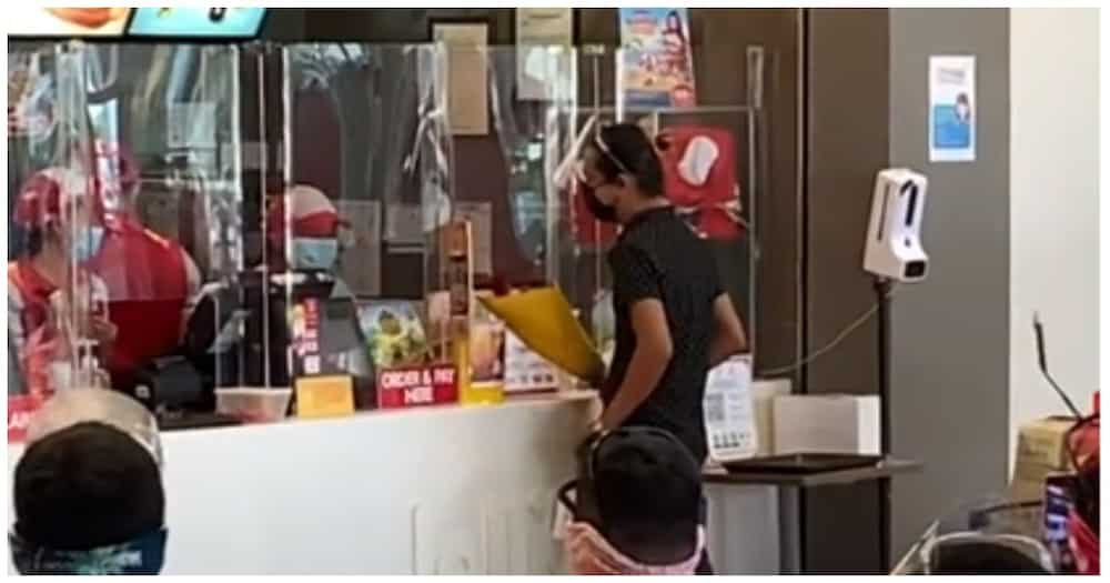 Video ng proposal sa isang crew ng Jollibee, nagpakilig sa mga netizen