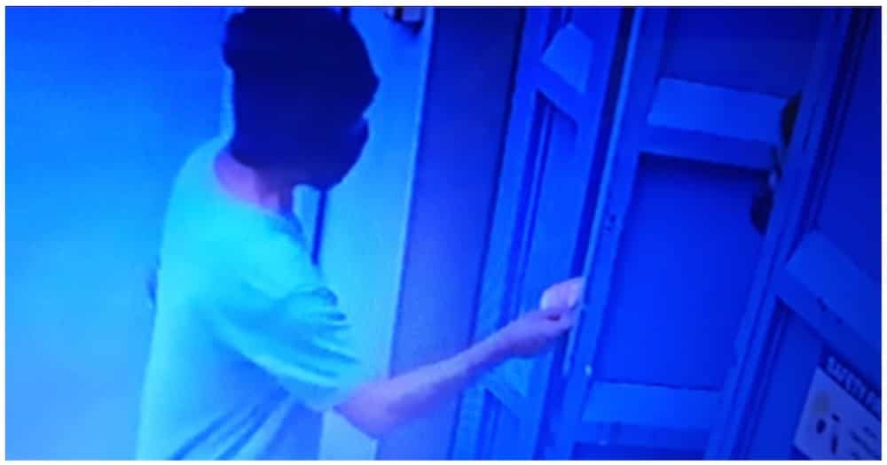 Lalaking inakalang nakaabang sa isang community pantry, nag-abot ng ₱46 niyang tulong Lalaking inakalang nakaabang sa isang community pantry, nag-abot ng ₱46 niyang tulong