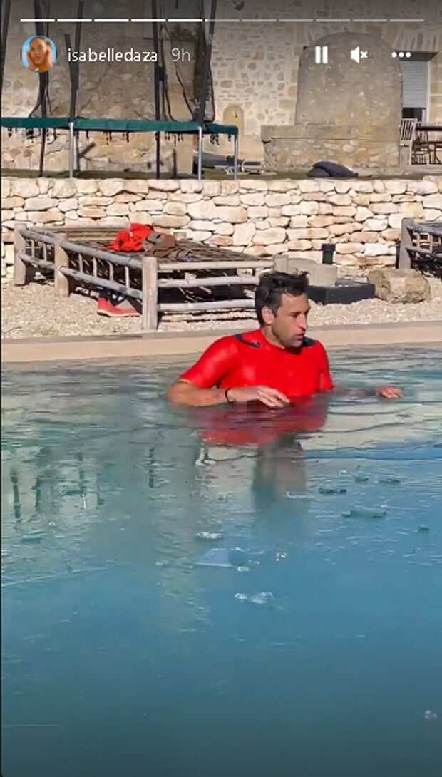 Nico Bolzico, matapang na tumalon sa frozen swimming pool