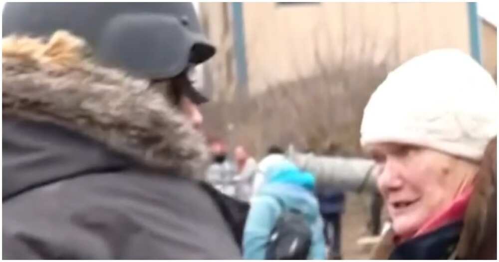 Reporter, napahinto sa pag-uulat para matulungan ang mga lumilikas na Ukrainian Reporter, napahinto sa pag-uulat para matulungan ang mga lumilikas na Ukrainian