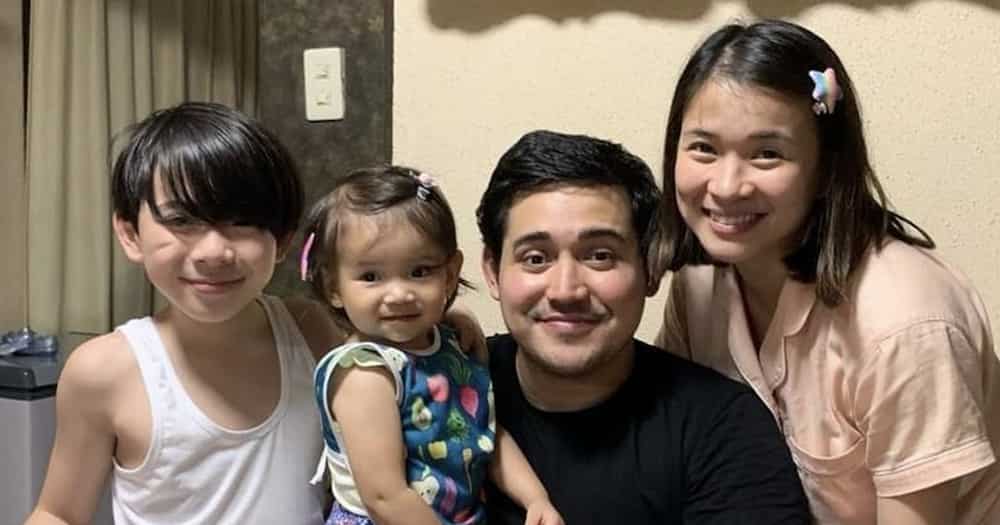 Aki, nawindang sa pinaggagagawa ni LJ Reyes habang tinuturuan niya ng arnis Aki, nawindang sa pinaggagagawa ni LJ Reyes habang tinuturuan niya ng arnis
