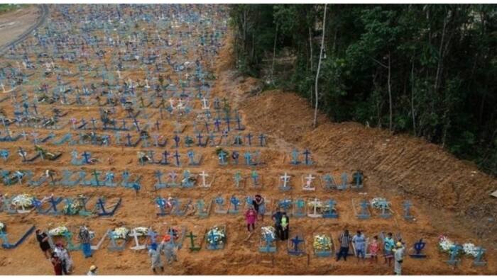 Brazil, nagsagawa ng mass burial para sa mga nasawi dahil sa COVID-19