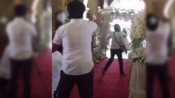 Video ng official photographer na naloka dahil sa umeksenang guest sa bridal walk ng ikakasal, viral