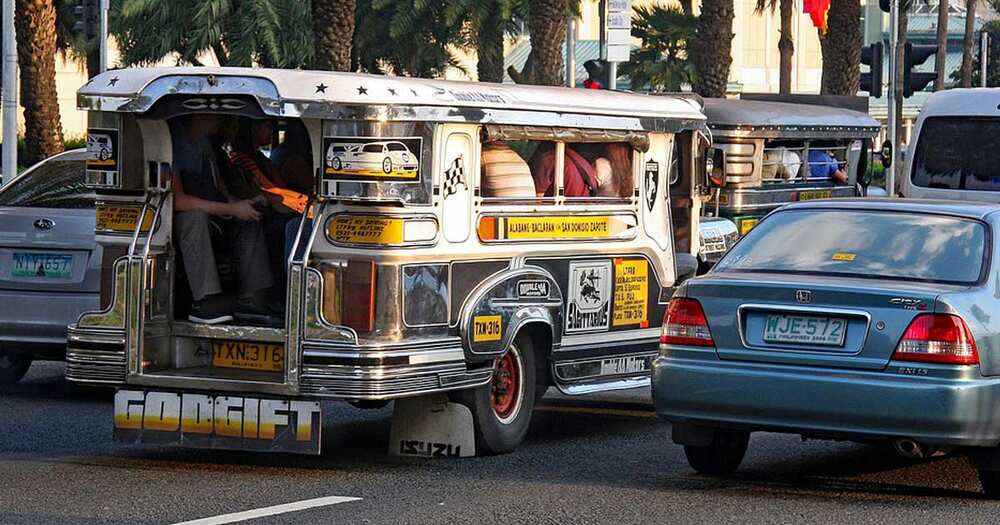 Photo of jewelry-laden woman riding jeepney holding wads of cash goes viral