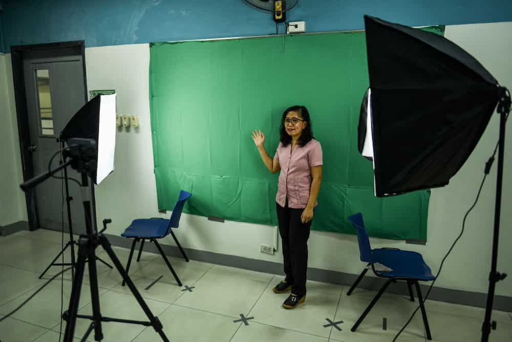 Mga teacher, umakyat ng bubong kahit tirik ang araw para makasagap ng signal