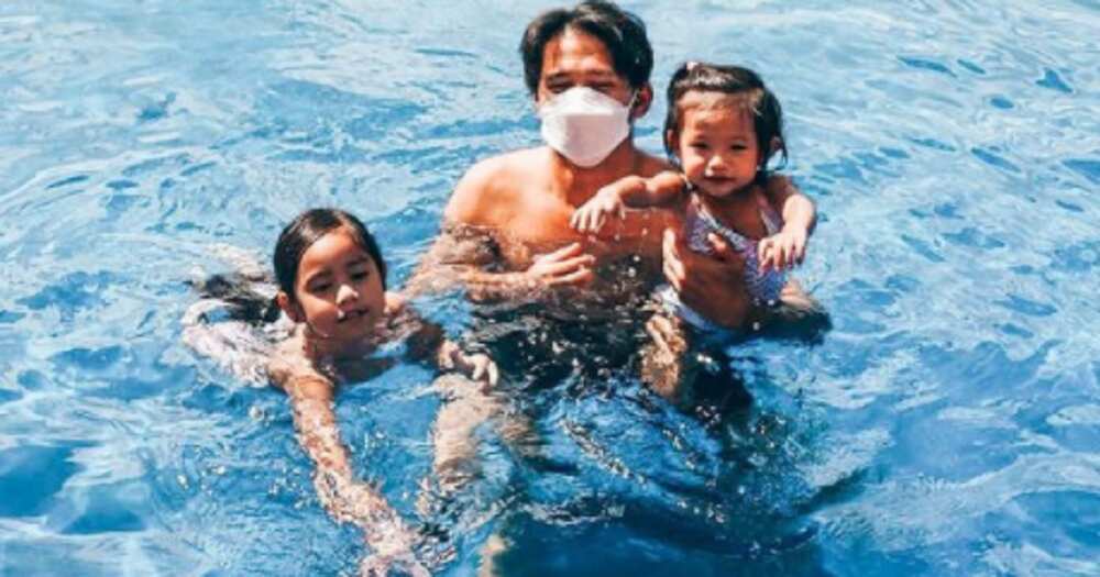 Robin Padilla goes to the beach with wife Mariel & their daughters