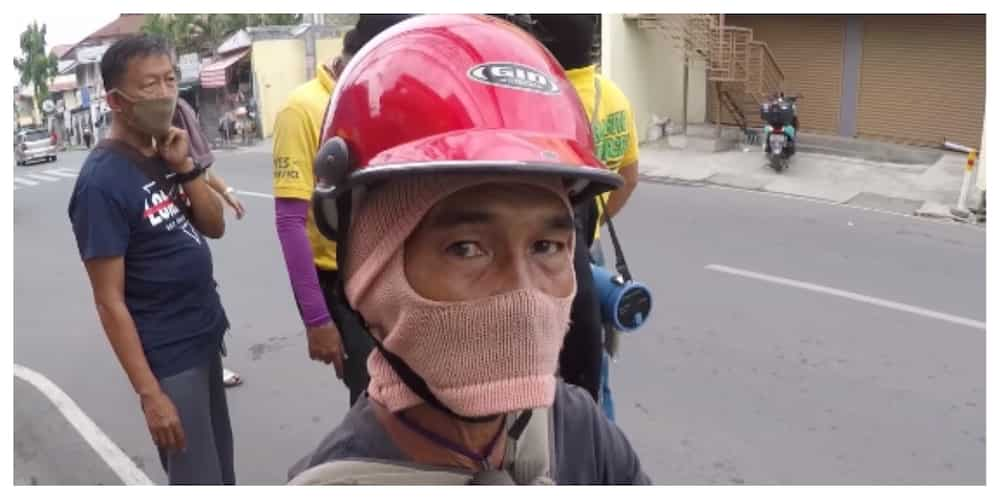 Motoristang mali ang gamit na helmet, 'hinuli' para bigyan ng bago