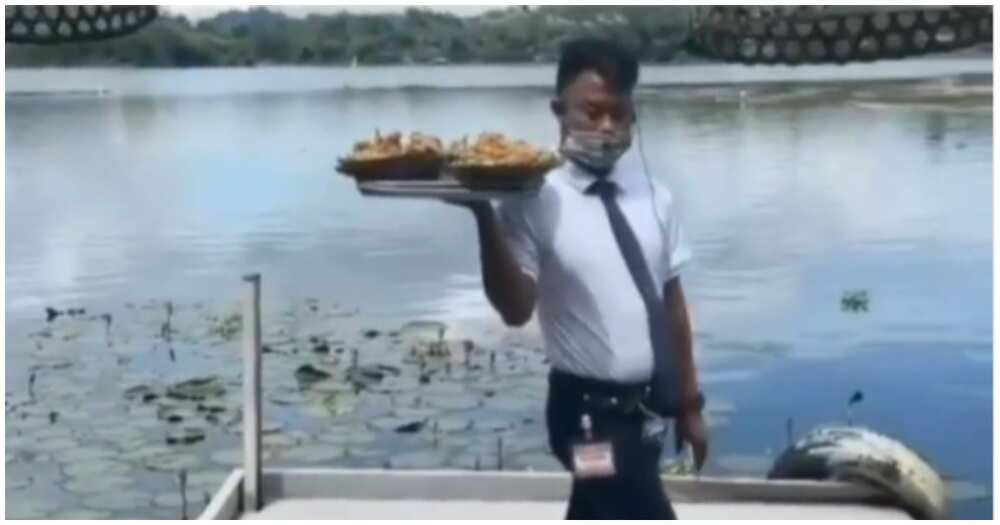 Waiter na todo rampa sa pag-serve ng pagkain, kinagiliwan ng marami