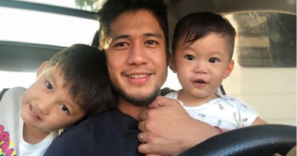 Aljur Abrenica shows his wedding ring while bonding with his children
