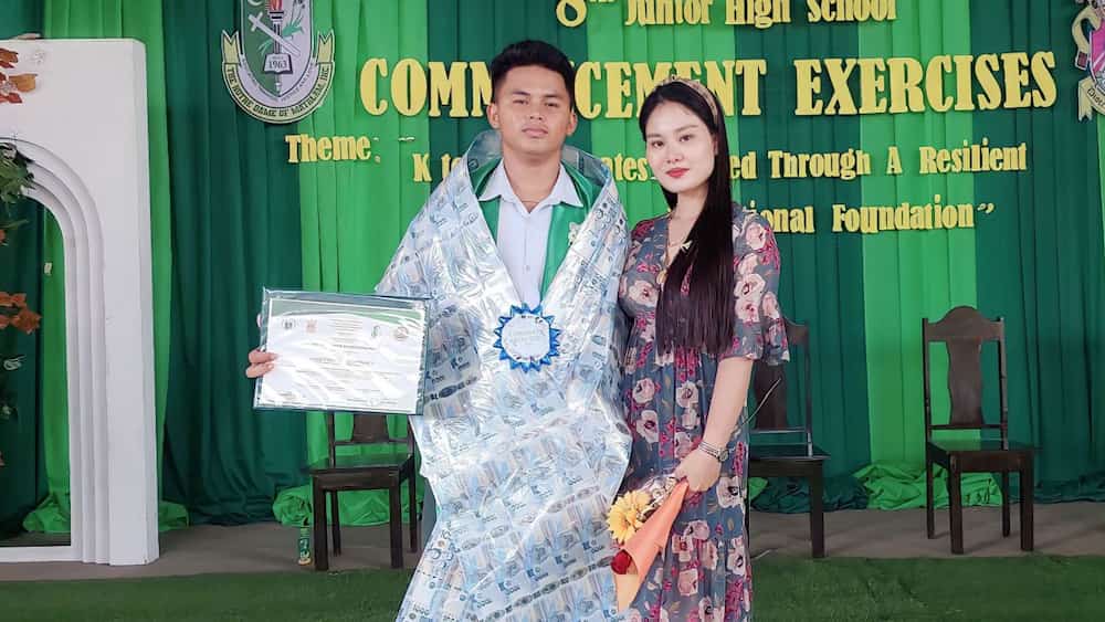 JHS student na nakatanggap ng Php100,000 money garland mula sa kanyang tita, viral