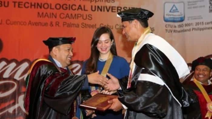 Richard Gomez graduates with doctorate degree in Public Administration