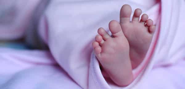 Woman infected with COVID-19 gives birth to a healthy baby