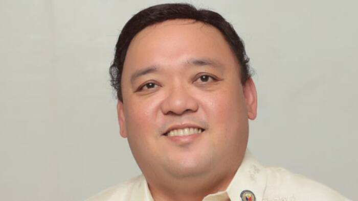 Old photo of Harry Roque raising "UP Fight" sign goes viral