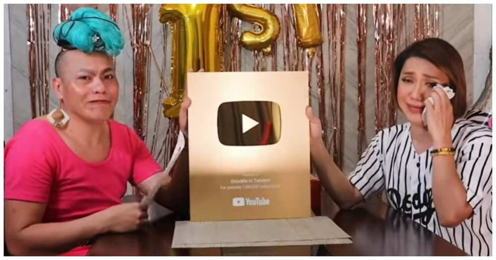 Donekla in Tandem, nagdiwang ng 1st anniversary; emosyonal na nag-unbox ng gold play button Donekla in Tandem, nagdiwang ng 1st anniversary; emosyonal na nag-unbox ng gold play button
