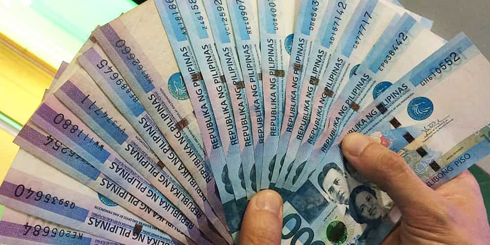 Php10,000 na nakaipit sa ATM, naibigay pa rin sa may-ari