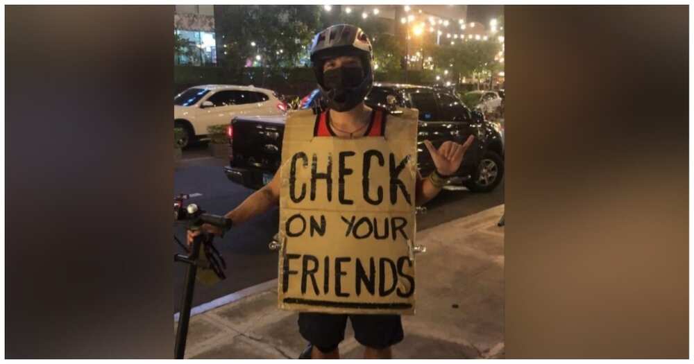 Lalaking nag-iikot sa Taguig at may karatulang "Check on your friends", hinangaan