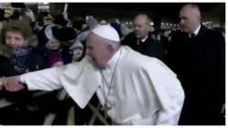 Pope Francis, 'nag-sorry' matapos di sinasadyang makatampal ng kamay ng babaeng deboto