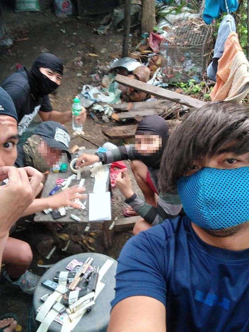 Selfie pa more! 5 rookie pulis, pinag-iinitan dahil sa selfie matapos ang drug operation