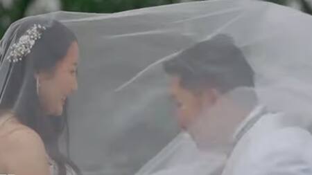 Video ng pari na nag-joke nang pumasok si groom sa belo, viral: "Ba't ka pumunta sa kulambo?"