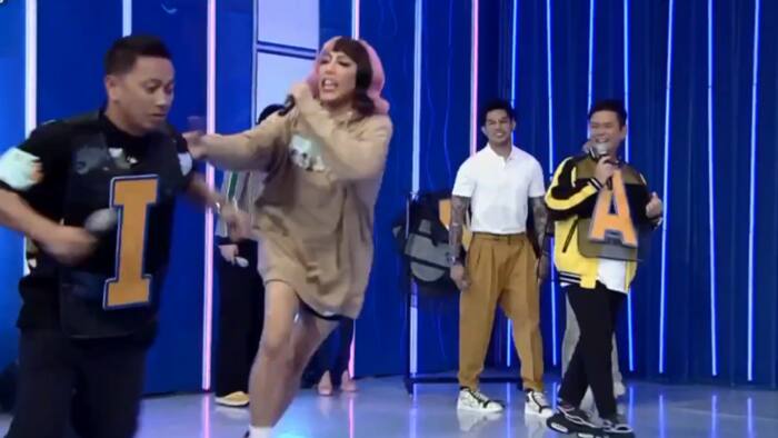 ‘It’s Showtime’ hosts, nagulat nang aksidenteng nahulog si Jhong Hilario mula sa stage