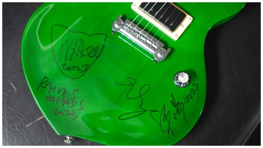 Pirmadong gitara ng Eraserheads, pumalo sa Php1.3M ang bid para kay Gab ng Parokya ni Edgar Pirmadong gitara ng Eraserheads, pumalo sa Php1.3M ang bid para kay Gab ng Parokya ni Edgar