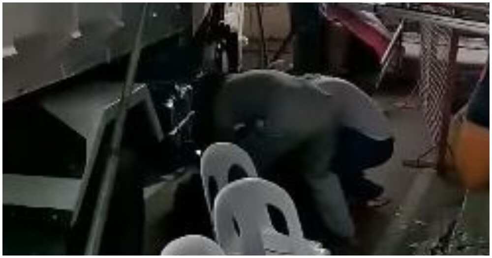 Ginang na nakapila para kumuha ng ayuda, patay matapos mapailalim sa 1 truck Ginang na nakapila para kumuha ng ayuda, patay matapos mapailalim sa 1 truck
