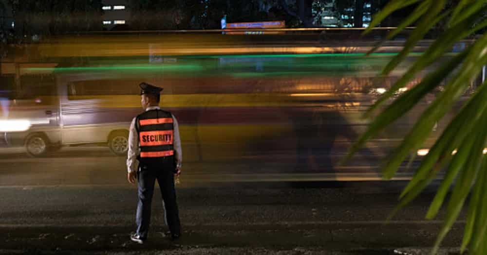 Security guard, animo’y superhero na sinagip ang isang 3-taong gulang na bata sa nasusunog na kotse