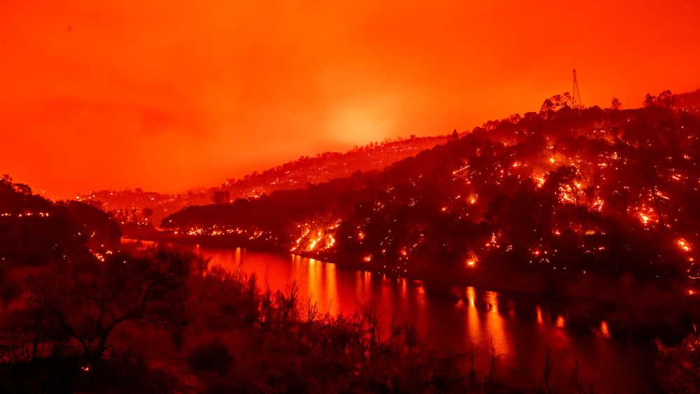Nakakikilabot na 'firenado', naganap sa kasagsagan ng wildfire sa California Nakakikilabot na 'firenado', naganap sa kasagsagan ng wildfire sa California