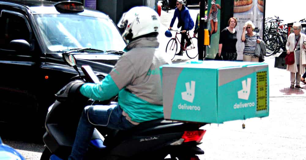 Delivery riders, labis ang tuwa sa ginawang community pantry para sa kanila