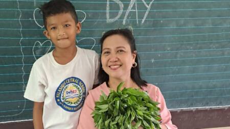 Titser na nakatanggap ng saluyot mula estudyanteng walang pambili ng rosas sa Teacher’s Day, viral