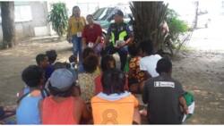 Sana all! Pulis sa Iloilo, nagsisilbing guro at gabay sa mga katutubong Aeta