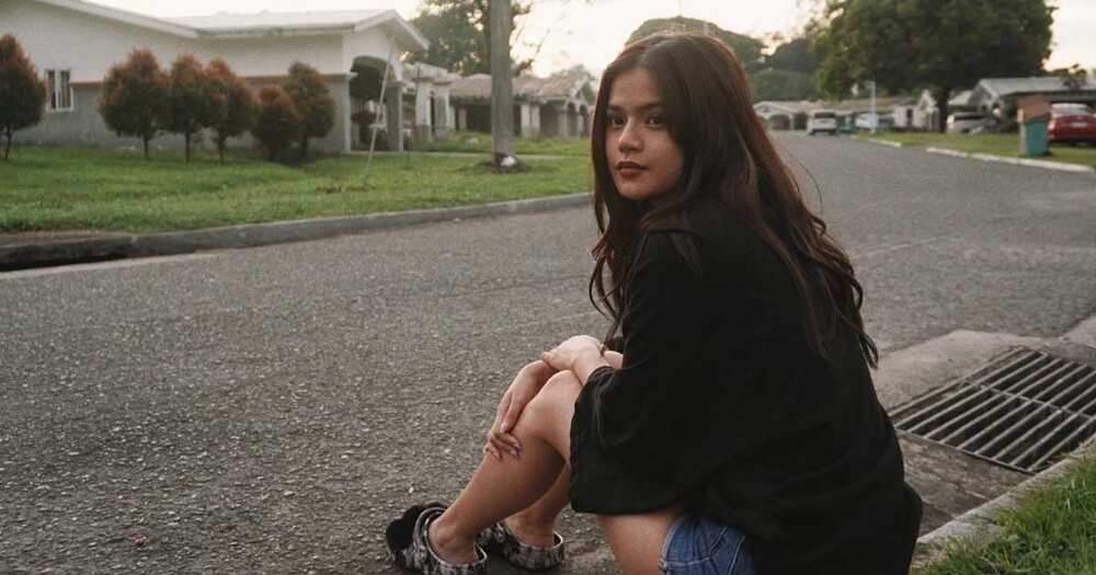 Maris Racal, pinuri ni Direk Tonet Jadaone dahil napaka-studious: “Nagtanong pa siya kagabi ng plataporma” Maris Racal, pinuri ni Direk Tonet Jadaone dahil napaka-studious: “Nagtanong pa siya kagabi ng plataporma”